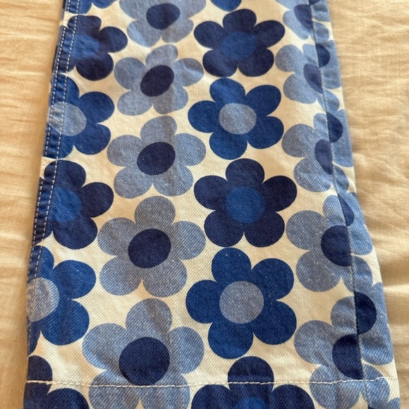 Zara
High Rise Straight Leg Fit Jeans Floral Print (16) - Picture 4 of 6
